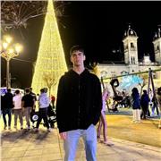 Joven que quiere enseñar inglés a niños sin ninguna experiencia.